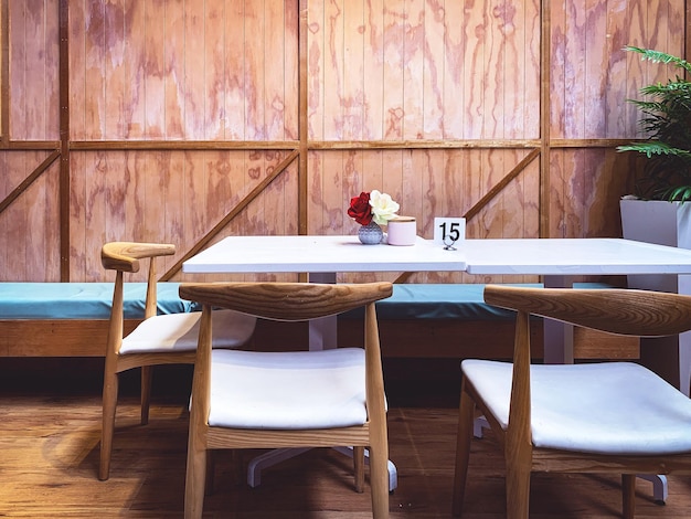 Foto sedie e tavoli vuoti in un ristorante