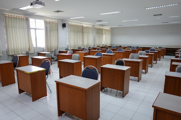 Photo empty chairs and tables in row