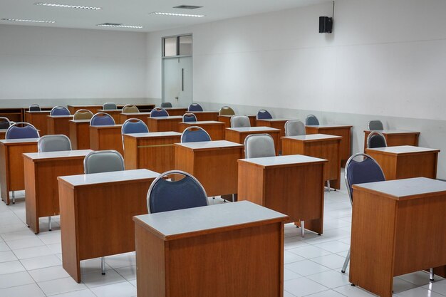 Photo empty chairs and tables in row