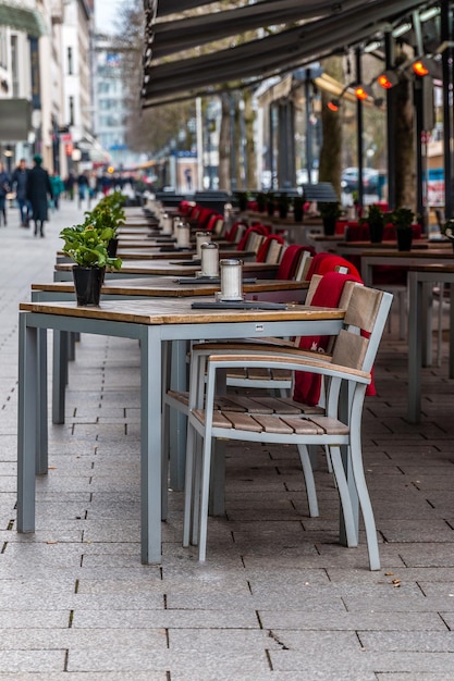 Foto sedie e tavoli vuoti in un caffè sul marciapiede in città