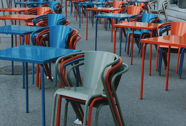 Photo empty chairs and tables at sidewalk cafe