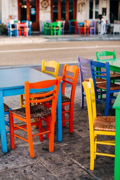 Foto sedie e tavoli vuoti al caffè sul marciapiede