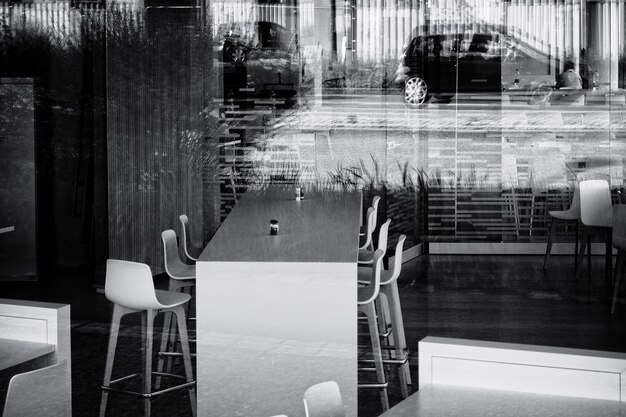 Photo empty chairs and tables in swimming pool against building