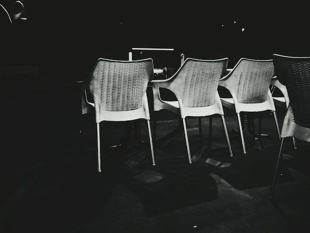 Photo empty chairs in yard at night