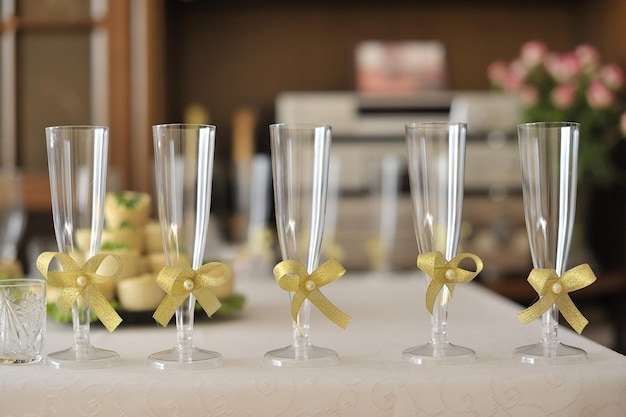 Foto flauti di champagne vuoti con nastri sul tavolo