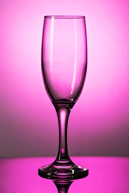 Фото Пустой бокал для шампанского на просвет на фиолетовом фоне