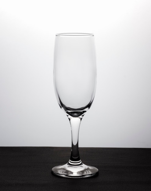 Photo empty champagne glass in studio