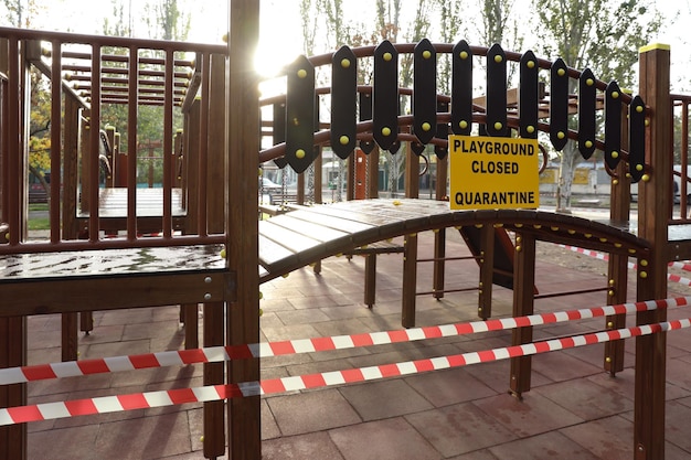 Foto parco giochi per bambini vuoto chiuso durante la quarantena covid19