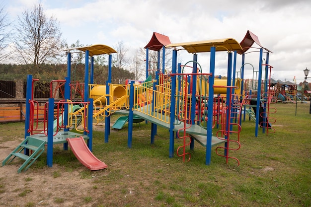 Фото Пустая детская площадка для спорта, развлечений. детские горки, лестницы, полоса препятствий.