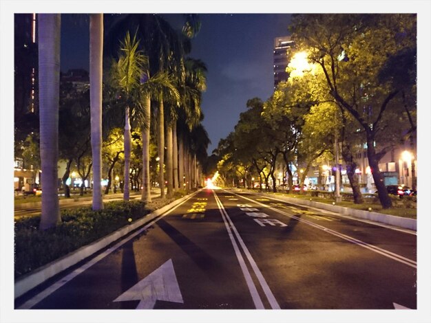 Photo empty city street at night