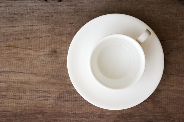 Photo empty clean cup on wood table.