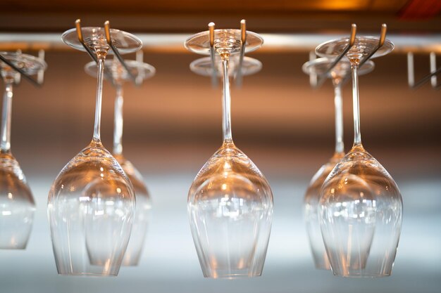 Photo empty clean glass glasses for alcoholic drinks in a restaurant on a bar counter