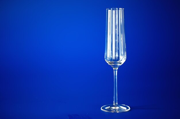 シャンパン用の空のきれいなグラス