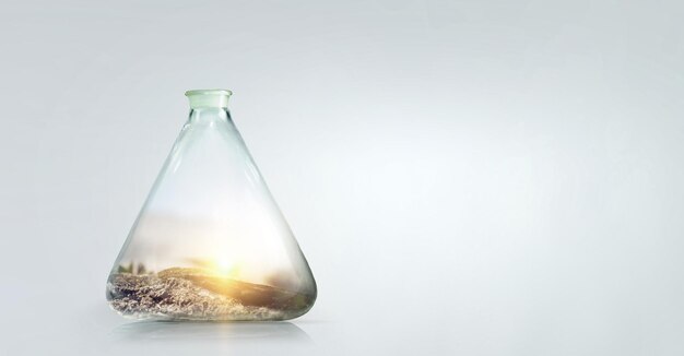 空の透明なガラス瓶。ミクストメディア