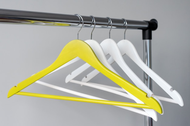 Photo empty clothes hangers on metal rail on grey