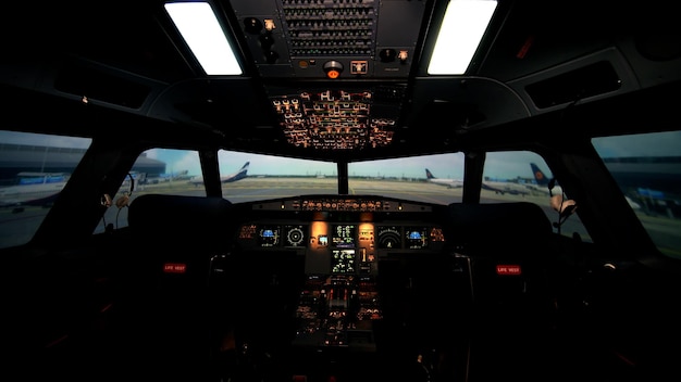 Пустая кабина или кабина экипажа современного пассажирского самолета