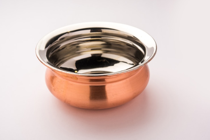 फोटो empty copper bowl or handi over white background