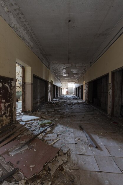 Foto corridoio vuoto in un edificio abbandonato