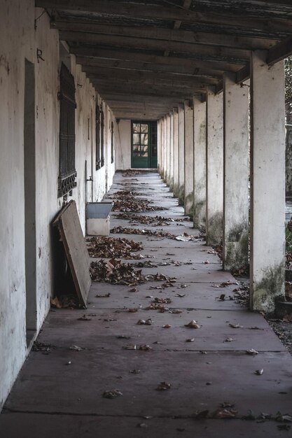 Foto corridoio vuoto di un edificio abbandonato