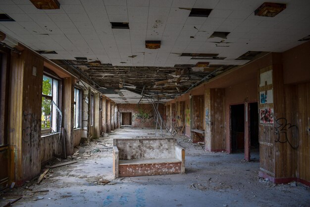 Foto corridoio vuoto di un edificio abbandonato