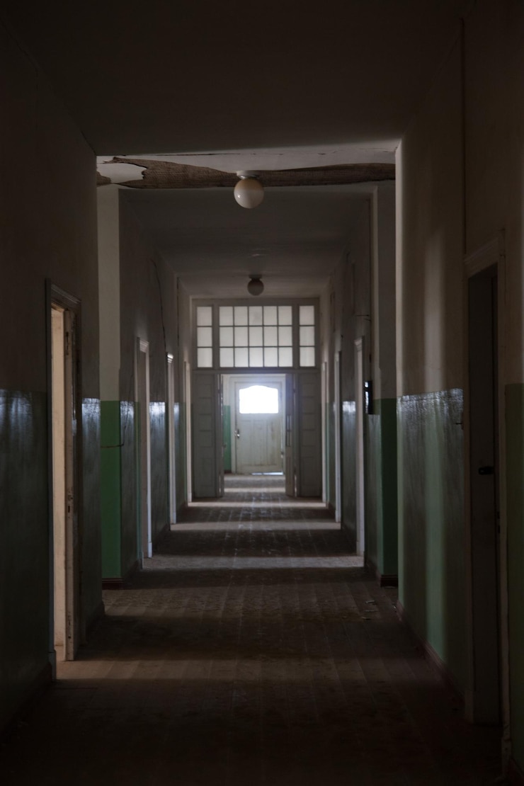 Photo 建物の空の廊下