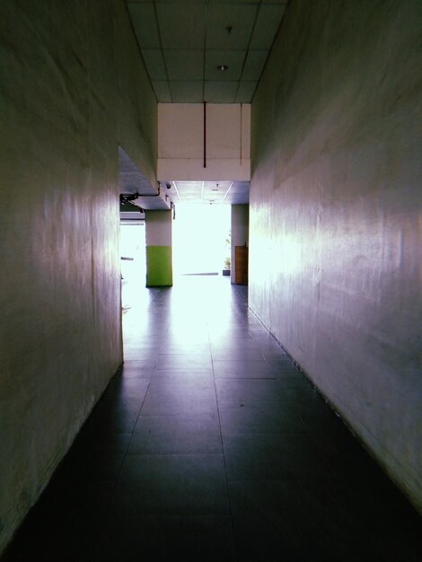 Photo empty corridor in building