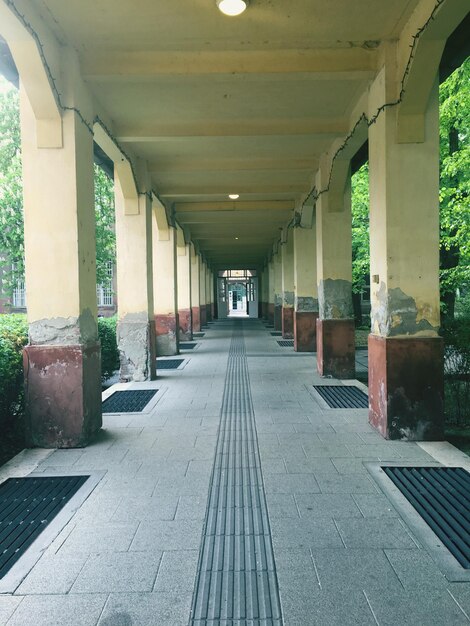 Пустой коридор здания