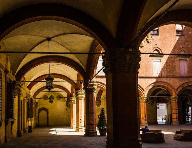 Foto corridoio vuoto di un edificio storico