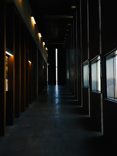 Foto corridoio vuoto in un edificio illuminato