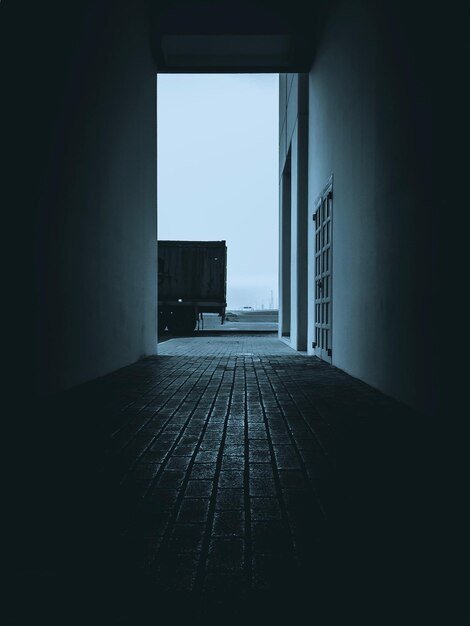 Фото Пустой коридор здания на фоне ясного неба