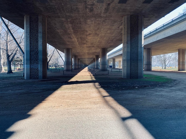 写真 背景に橋がある空の廊下