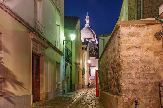 空の居心地の良い通りと夜のサクレクール寺院、フランス、パリのモンマルトル地区