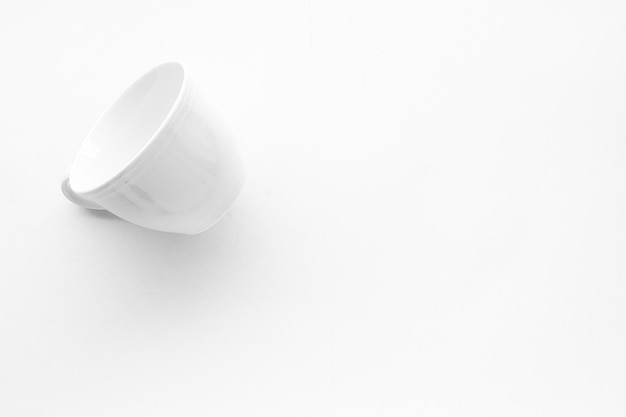 흰색 배경 flatlay에 빈 컵과 접시 모형