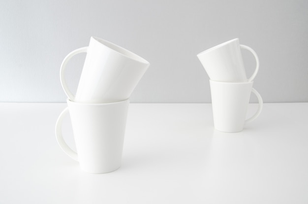 Фото Пустые чашки с минималистичным дизайном на белом фоне