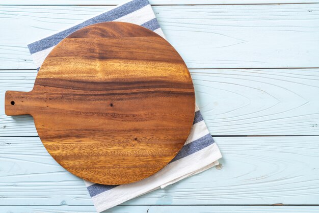 Foto tagliere di legno vuoto con panno da cucina