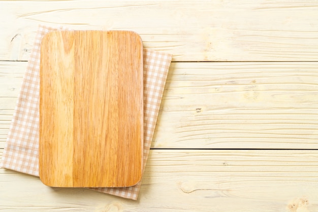 Tagliere di legno vuoto con panno da cucina