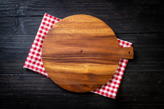 Tagliere di legno vuoto con panno da cucina