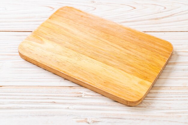 Tagliere di legno vuoto con panno da cucina