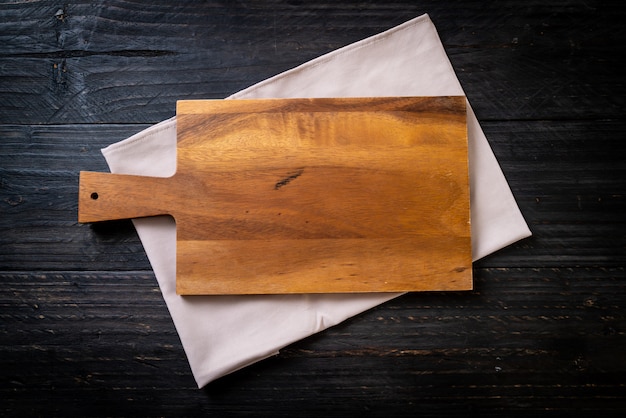 Tavola di legno vuota di taglio con un panno da cucina