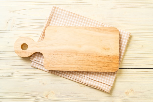 Photo empty cutting wooden board with kitchen cloth