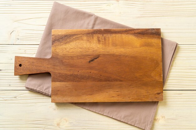 Photo empty cutting wooden board with kitchen cloth