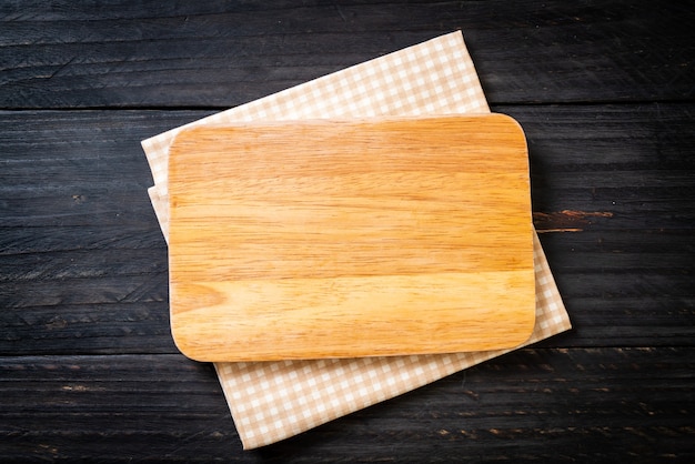 Photo empty cutting wooden board with kitchen cloth