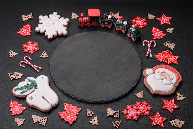 Photo empty dark ceramic plate with elements of christmas decorations on a dark concrete background