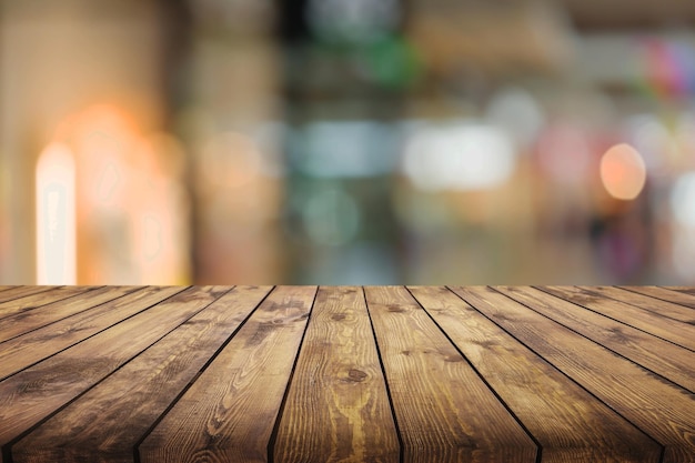 Пустой темный деревянный стол перед абстрактным размытым фоном Боке ресторана.