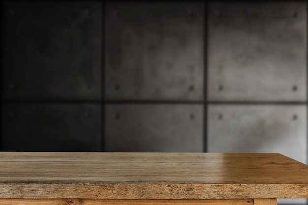 Пустой темный деревянный стол на фоне текстуры старого серого бетонаxD