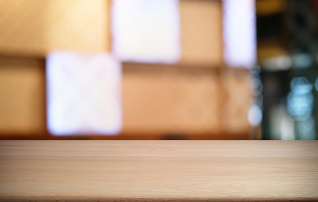 写真 レストランの抽象的なぼやけた背景のボケ味の前にある空の暗い木製のテーブルは、製品の表示またはモンタージュに使用できます。