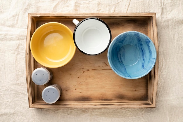 Photo empty dinner bowls in a wooden serving box