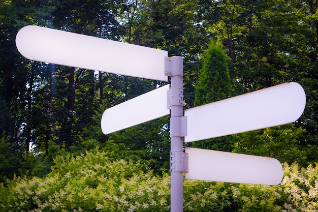 Foto il segnale di direzione vuoto indica una via in un parco pubblico.