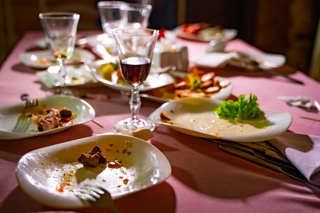 레스토랑 파티 축하 또는 건강식 개념에서 가족 저녁 식사 후 빈 접시