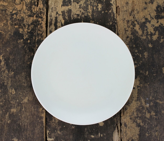 木製のテーブルに空の皿皿